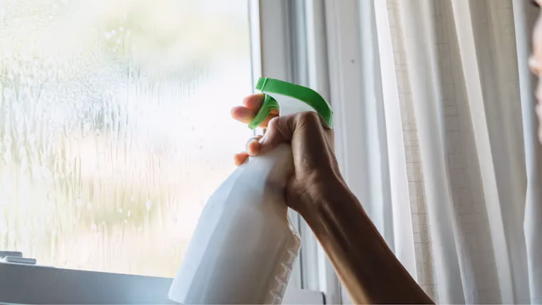 Hoe verwijder ik kalk van servies in de vaatwasser?