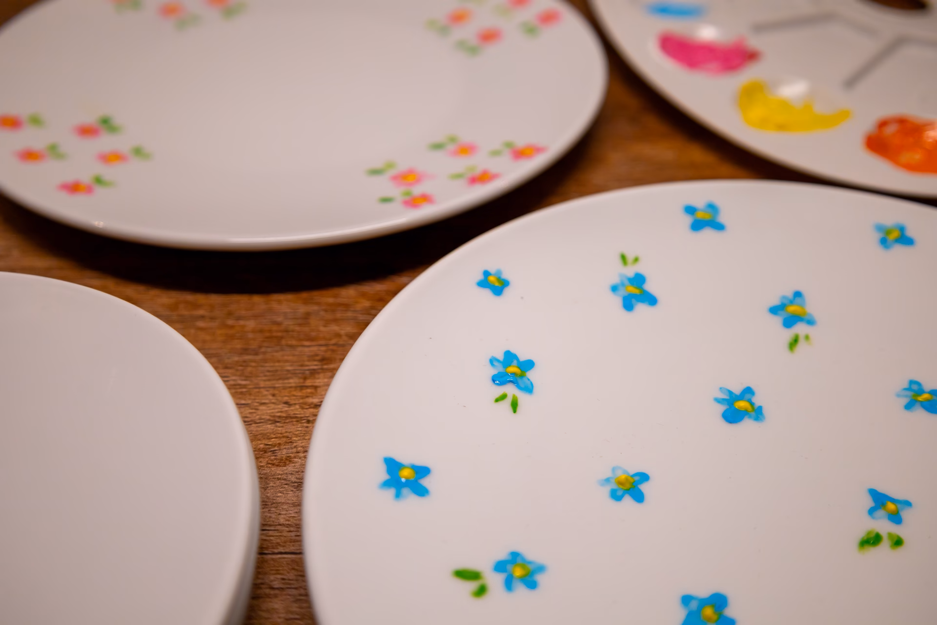 Blijft acrylverf op porselein zitten?