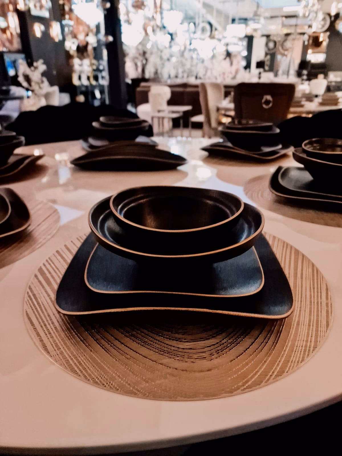 Welke kleur servies op zwarte tafel?